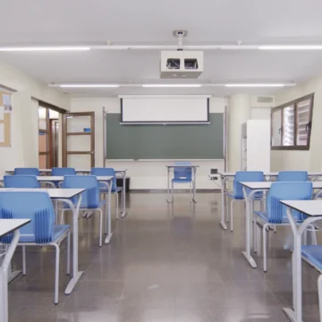 Educar entre pantalles: Distracció digital, rendiment escolar i el paper clau de la premsa de proximitat