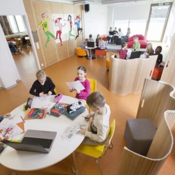 Finlandia Finlàndia incorpora l’alfabetització en IA per combatre la desinformació des de l’escola